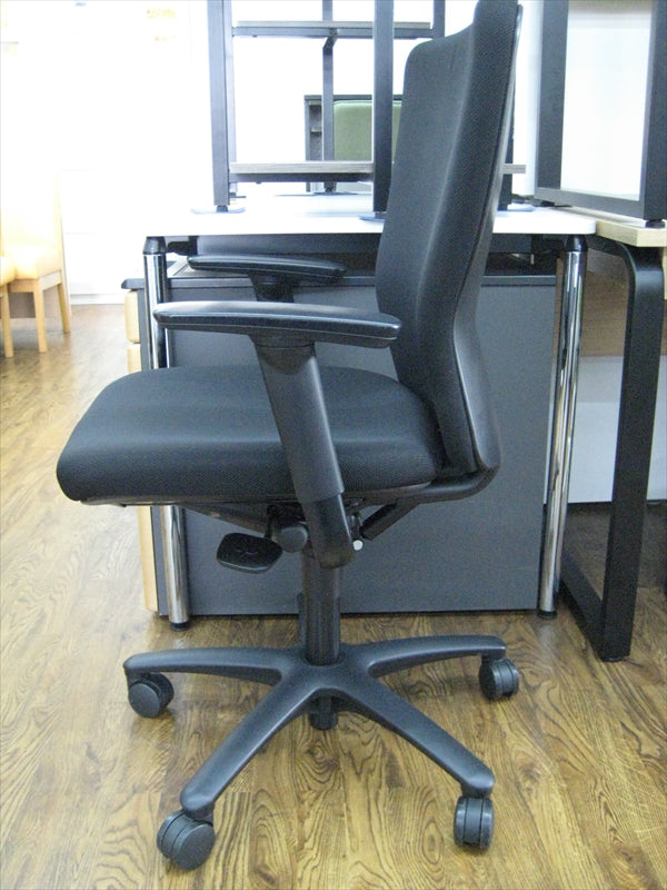 USED】肘付きオフィスチェア オカムラ製 Carrozza（カロッツァ