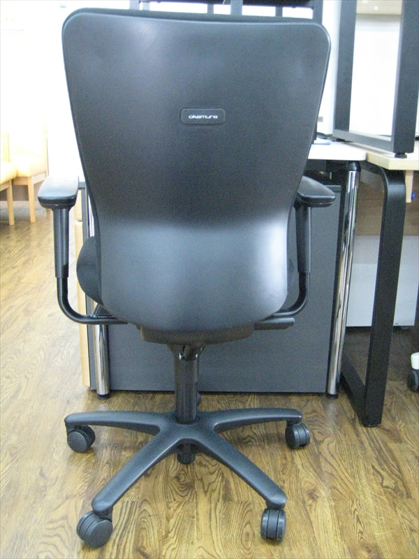 USED】肘付きオフィスチェア オカムラ製 Carrozza（カロッツァ