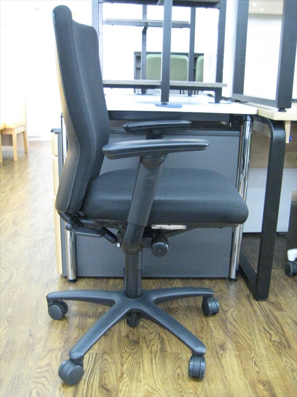 USED】肘付きオフィスチェア オカムラ製 Carrozza（カロッツァ