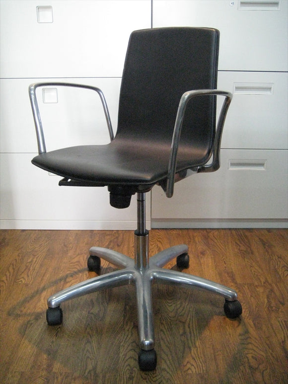 【USED】肘付きオフィスチェア　DONATI製　高知　【店舗販売品】